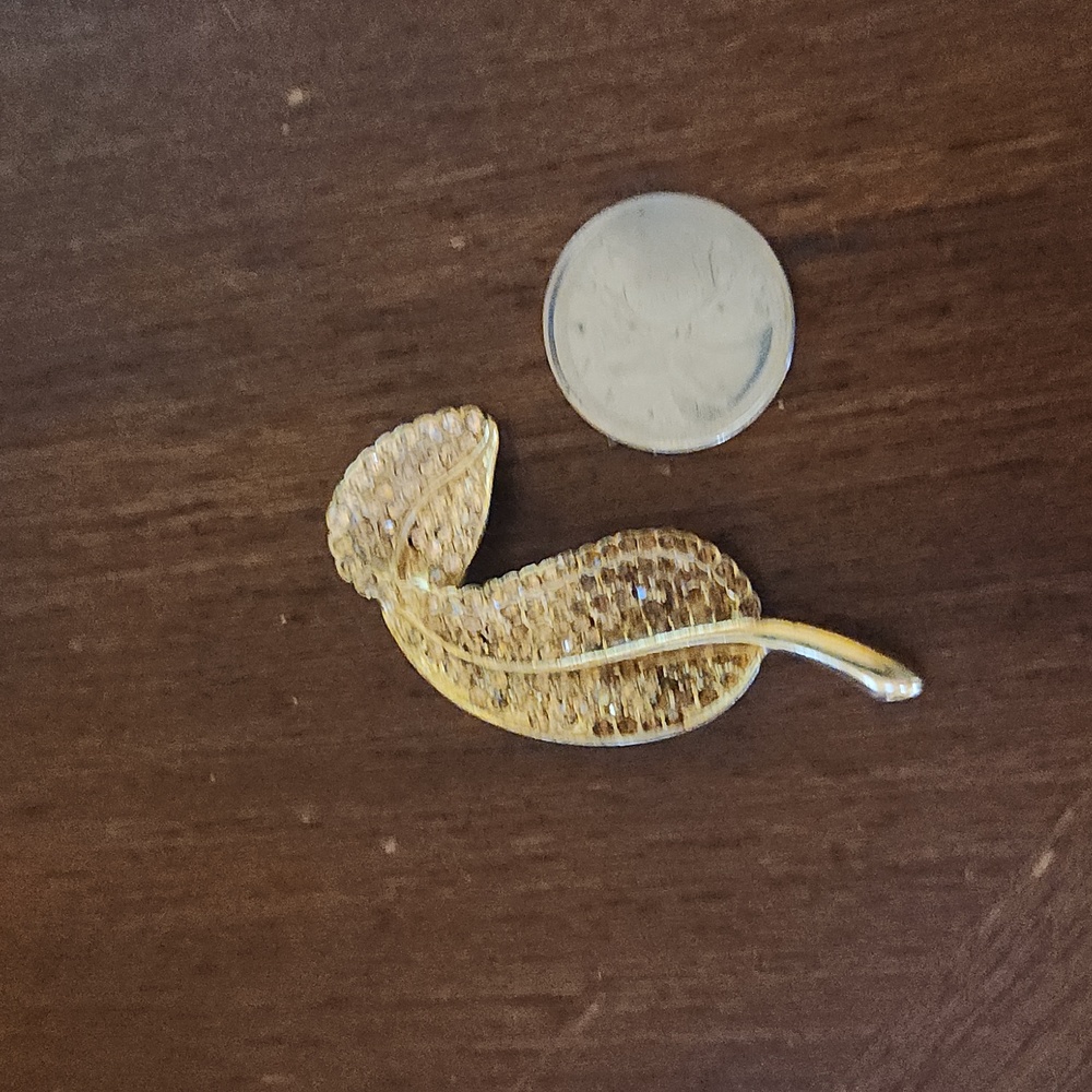 Pretty Rhinestone Leaf Brooch - Picture 3 of 3